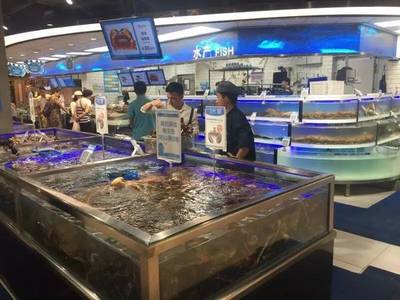 當(dāng)墨鏡辣妹在盒馬大戰(zhàn)龍蝦精章魚怪 一場(chǎng)荒誕又鮮活的都市寓言